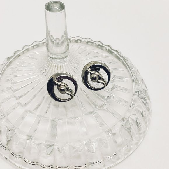 Vintage Alice 🥰 Silver Tone Round Screw Back Earrings - Picture 2 of 5